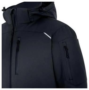 Nahaufnahme einer schwarzen isolierten Jacke mit hohem Kragen, Frontreißverschluss, Brusttasche, Ärmeltasche und reflektierendem Akzent.