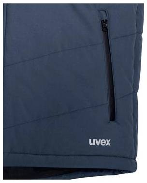 Nahaufnahme einer dunkelblaunen uvex-Jacke mit einem vertikalen Reißverschluss auf der Brust und dem Markenlogo auf der unteren Vorderseite.
