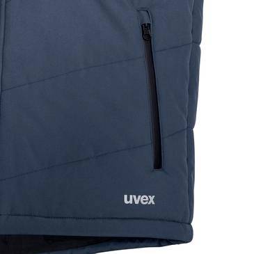 Nahaufnahme einer dunkelblau gesteppten Jacke mit einer vertikalen Reißverschlusstasche und dem weißen „uvex