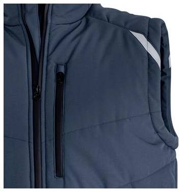 Nahaufnahme einer dunkelblauen Weste oder Jacke mit Reißverschluss, Brusttasche und hellem grauem Schultereinsatz.