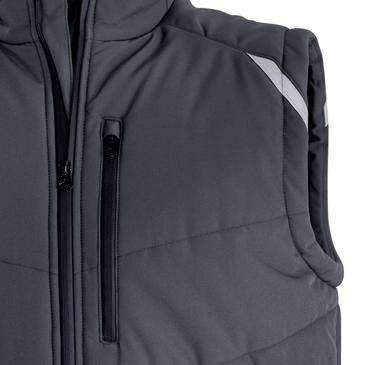 Nahaufnahme einer dunkelgrauen Steppweste mit Frontreißverschluss, vertikaler Brusttasche und hellen reflektierenden Schulterakzenten.