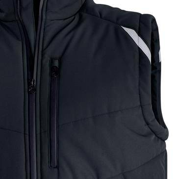 Nahaufnahme einer schwarzen gesteppten Jacke mit einem frontseitigen Reißverschluss und einer vertikalen Brusttasche auf weißem Hintergrund.