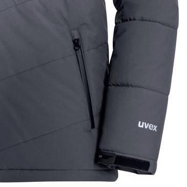 Nahaufnahme eines dunkelgrauen Steppjackenmärmels und einer Brusttasche mit weißem 