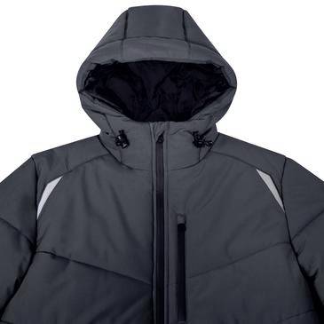 Dunkelgraue Kapuzenjacke mit schwarzer Brusttasche und reflektierenden Schulterelementen, Vorderansicht auf neutralem Hintergrund dargestellt.