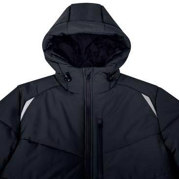 Schwarze Winterjacke mit Kapuze, Frontreißverschluss und reflektierenden Schultereinsätzen, vor weißem Hintergrund abgebildet.