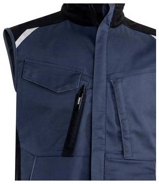 Dunkelblauer ärmelloses Arbeitsweste mit schwarzem Kragen, Frontreißverschluss, Brusttasche mit Klappe und Reißverschlusstasche, vor weißem Hintergrund dargestellt.