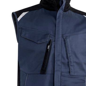 Nahaufnahme einer dunkelblaunen ärmellosen Arbeitsweste mit mehreren vorderen Taschen und einem vorderen Reißverschluss, gezeigt auf weißem Hintergrund.