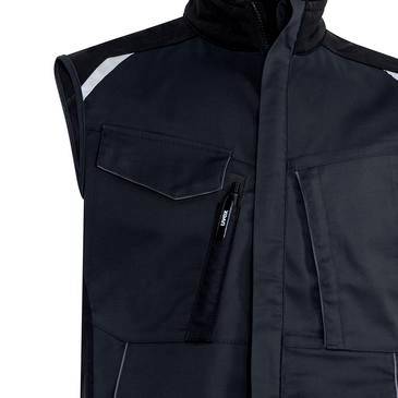 Nahaufnahme einer schwarzen ärmellosen Funktionsweste mit Frontreißverschluss, Brusttaschen und reflektierenden Schulterverzierungen.