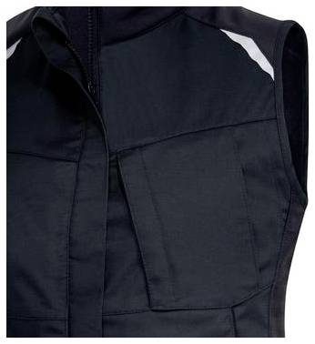 Nahaufnahme einer schwarzen ärmellose Weste oder eines Jackettabschlusses mit hellgrauen reflektierenden Schulterakzenten und einem Reißverschluss.