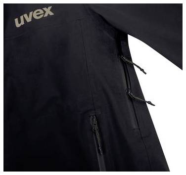 Nahaufnahme einer schwarzen Uvex-Jacke mit dem Logo auf der Brust und einem vorderen Reißverschluss mit Schnurzügen.