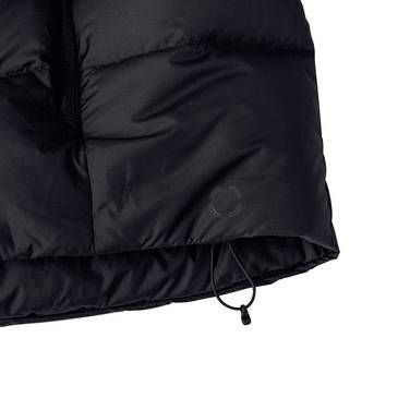 Nahaufnahme des Saums einer schwarzen Daunenjacke mit Kordelzug und Verschlusskappe zur Verstellung.