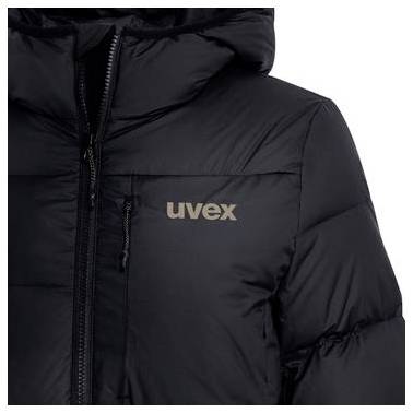 Nahaufnahme einer schwarzen isolierten Jacke mit einem vorderen Reißverschluss und dem 
