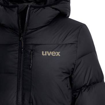 Nahaufnahme einer schwarzen Steppjacke mit Kapuze, Frontreißverschluss und 