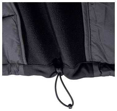 Nahaufnahme des unteren Saums einer schwarzen Jacke mit einer Kordelzug-Verstellvorrichtung und einer Kordelsperre.