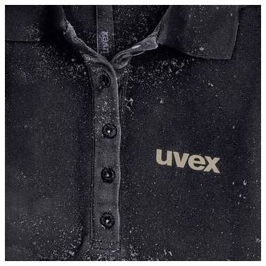 Nahaufnahme eines schwarzen uvex Hemds oder einer Jacke mit Knopfleiste und Logo auf der Brust, bedeckt mit weißen Flöckchen.