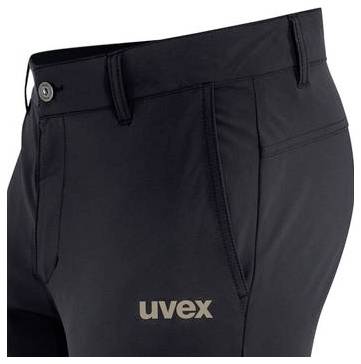 Nahaufnahme schwarzer uvex-Hose mit Vordertasche und Knopfverschluss, zeigt das Markenlogo auf dem Oberschenkel.