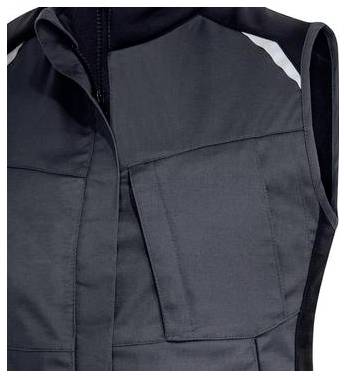 Nahaufnahme einer dunkelgrauen ärmellosen Weste mit Reißverschluss, einer großen Brusttasche und hellen reflektierenden Akzenten an den Schultern.