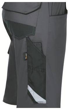 Nahaufnahme von grauer und schwarzer Arbeitshose mit mehreren verstärkten Taschen und einem reflektierenden Streifen, wobei das seitliche Beindesign gezeigt wird.