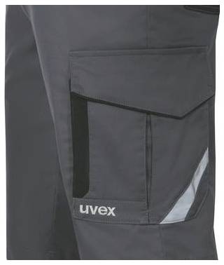 Nahaufnahme einer dunklen Arbeitshose mit Cargotasche, Reflexstreifen und 