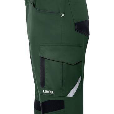 Grüne Arbeitshosen mit mehreren Cargotaschen und reflektierenden Akzenten, mit der Marke „uvex