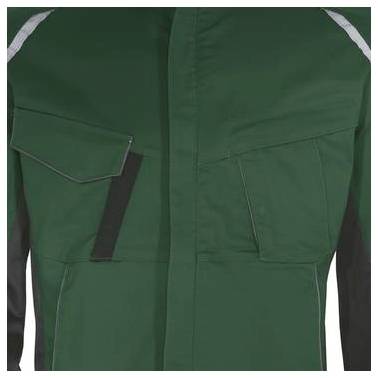 Nahaufnahme einer dunkelgrünen Jacke mit Reißverschluss vorne und schwarzen Ärmeln sowie Brusttaschen, vor einem einfachen Hintergrund gezeigt.