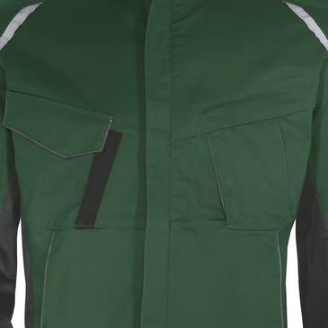 Grüne Jacke mit langen Ärmeln mit mehreren Klappentaschen und Reißverschlusstaschen auf der Brust, Vorderansicht auf einfachem Hintergrund dargestellt.