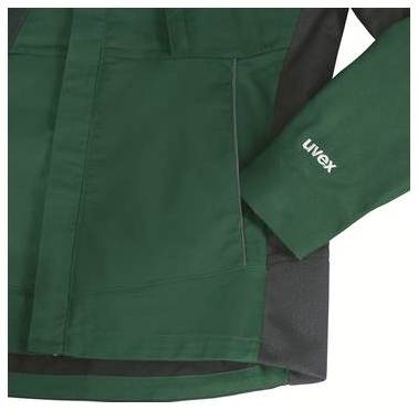 Grüne und schwarze Schutzarbeitskleidung Jacke mit uvex-Logo auf der Ärmel, gezeigt gefaltet oder drapiert vor weißem Hintergrund.