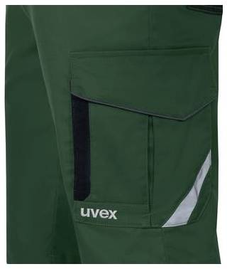Nahaufnahme einer grünen Arbeitshose mit einer Cargotasche und dem 