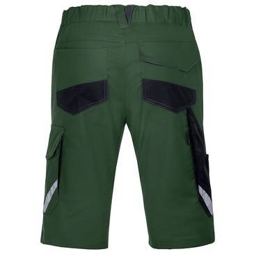 Grüne Cargoshorts mit schwarzen Taschenlappen und seitlichen Cargotaschen, Vorderansicht auf weißem Hintergrund.