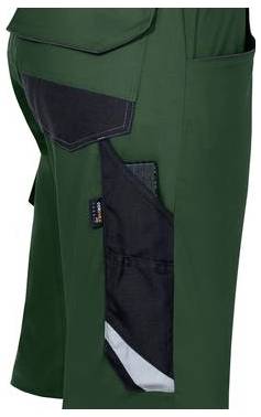 Nahaufnahme grüner Arbeitshosen mit schwarzer verstärkter Tasche und seitlicher Cargotasche, mit reflektierendem Rand nahe dem Saum.