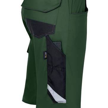 Nahaufnahme von grünen Cargoshorts mit schwarzer Seitentasche und reflektierendem Saum auf weißem Hintergrund.