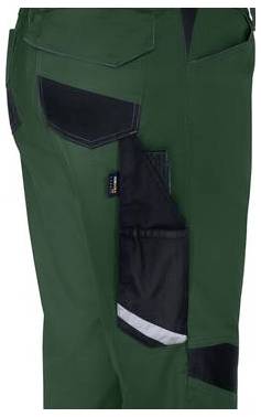 Nahaufnahme von grüner Arbeithose mit schwarzen verstärkten Taschen und einer seitlichen Gebrauchstasche mit reflektierendem Besatz.