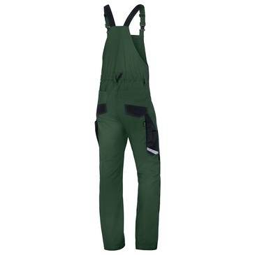 Grüne Latzhose mit schwarzem Riemen und Taschenverzierungen, Vorderansicht auf weißem Hintergrund.