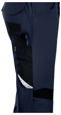 Nahaufnahme von dunkelmarineblauer Hose mit schwarzer Netztasche an der Seite und reflektierendem Streifendetail.