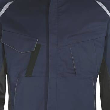 Nahaufnahme der Vorderseite einer dunkelblauenen Jacke mit großen Brusttaschen mit Klappe und einem zentralen Reißverschluss, gezeigt vor einem einfachen Hintergrund.