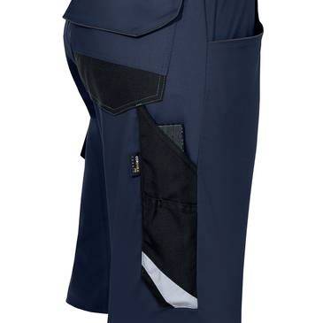 Nahaufnahme von dunkelblauen Arbeitshosen mit schwarzen verstärkten Cargotaschen und reflektierendem Saum am Bein.