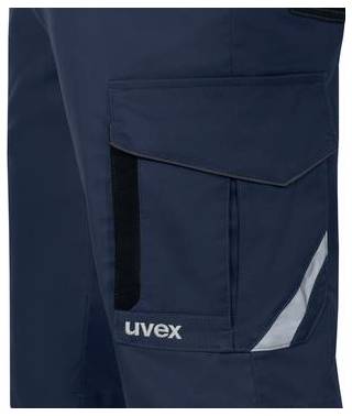 Nahaufnahme einer dunkelblauen Arbeitshose mit Cargotasche, reflektierendem Streifen und „uvex