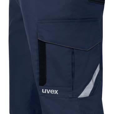 Nahaufnahme einer dunkelmarineblauen Arbeitshose mit Cargotasche, Reflektionsstreifen und 