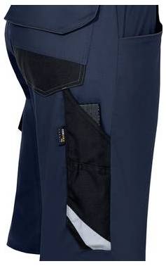 Seitenansicht von marineblauer Arbeitshose mit verstärktem schwarzem Kniebereich, Cargotasche und reflektierendem Streifen am Unterschenkel.
