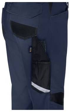 Nahaufnahme von dunkelblauen Arbeitshosen mit mehreren Nutzungstaschen und verstärkten Panelen, die eine seitliche Cargotasche und reflektierendes Besatzband zeigen.