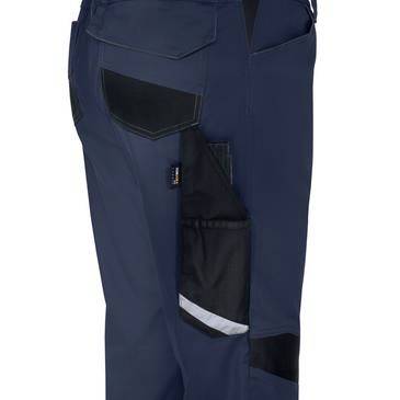 Marineblau Arbeitshosen mit schwarzen verstärkten Taschen und reflektierendem Saum, in Nahaufnahme am Bein- und Hüftbereich dargestellt.