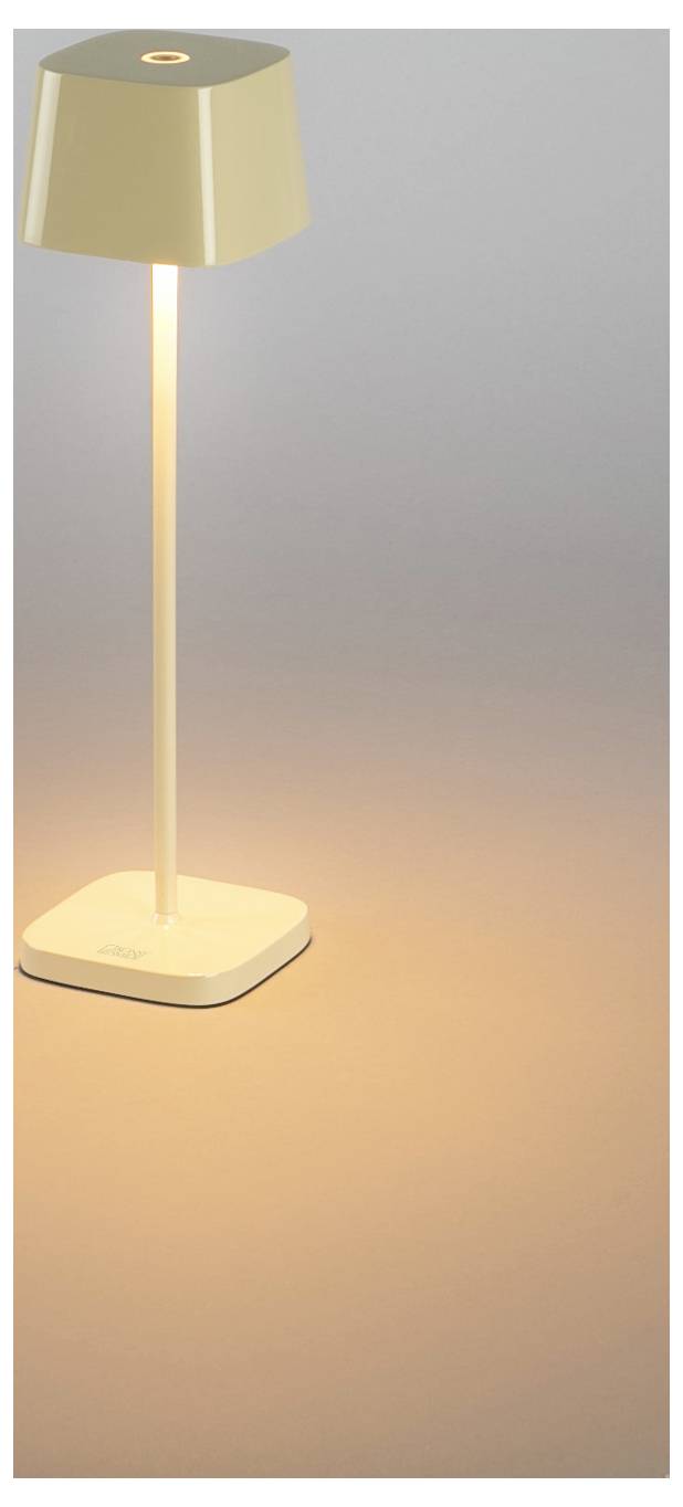 Moderne Stehleuchte mit quadratischer weißer Basis, schlankem Schaft und beigefarbenem Schirm, der auf hellem Hintergrund ein warmes Licht wirft.