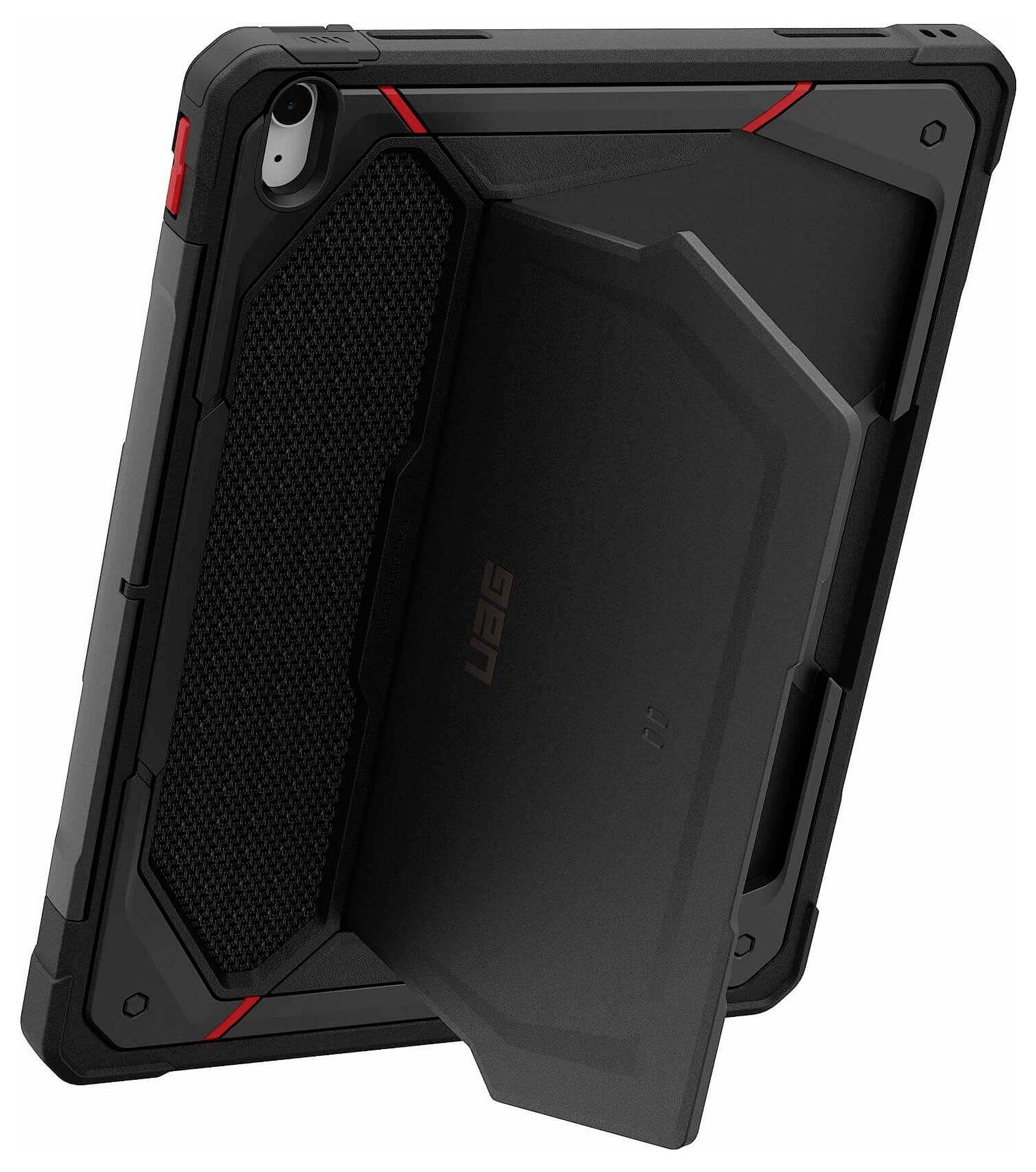 Schwarze robuste Schutztasche für Tablet mit strukturierter Griffoberfläche, roten Akzenten und Ausschnitt für die rückwärtige Kamera, in Schrägansicht auf weißem Hintergrund dargestellt.