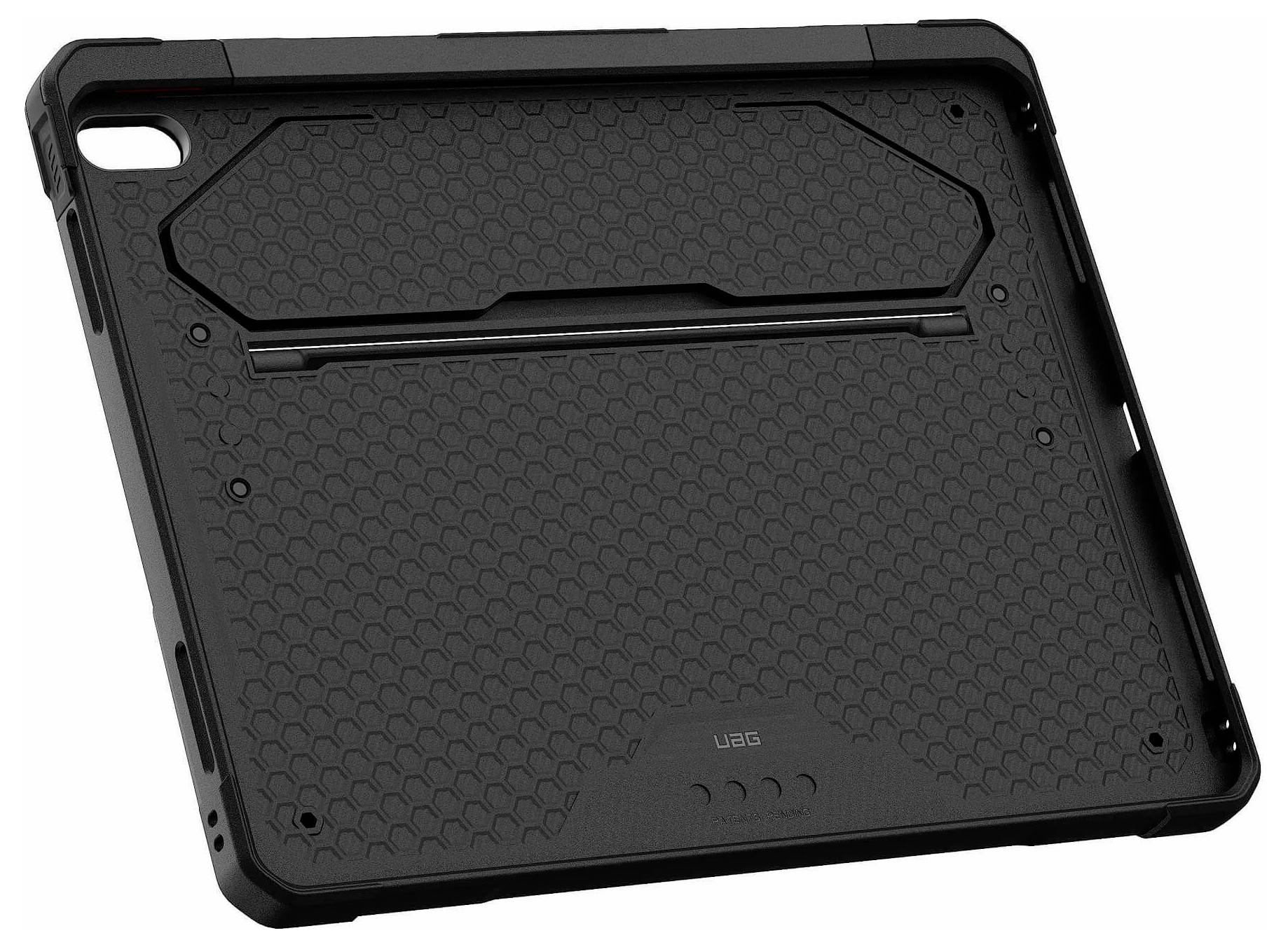 Schwarze robuste Tablet-Schutzhülle von hinten gezeigt, mit strukturierter Schutzoberfläche, Kameraausschnitt und integriertem Ständer-/Handschlaufenbereich.