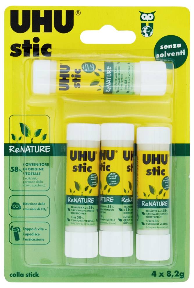 Verpackte UHU Gluesticks, insgesamt vier Sticks, in einer gelb-grünen „ReNATURE