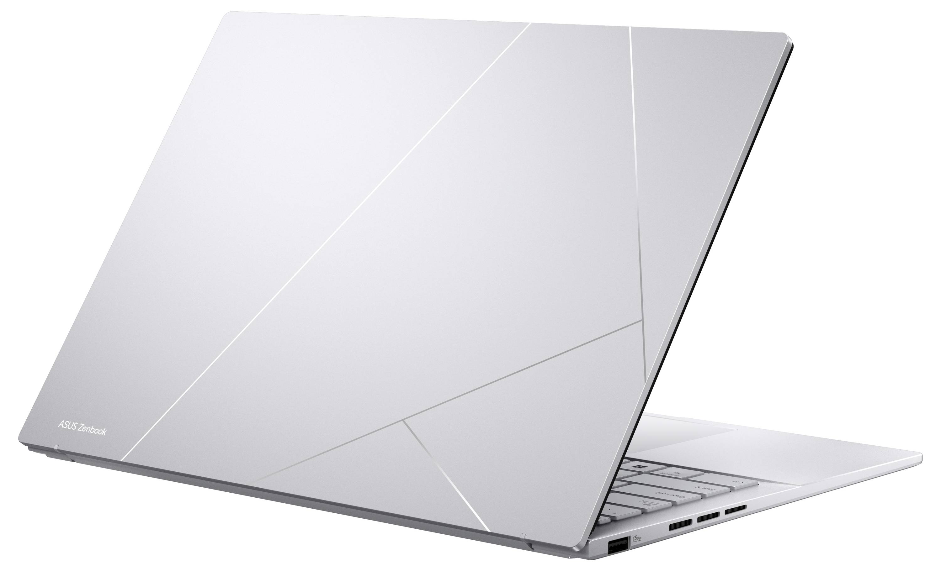 Silberner ASUS-Laptop, teilweise geöffnet auf weißem Hintergrund, zeigt das Deckeldesign und die Anschlüsse auf der Tastaturseite.