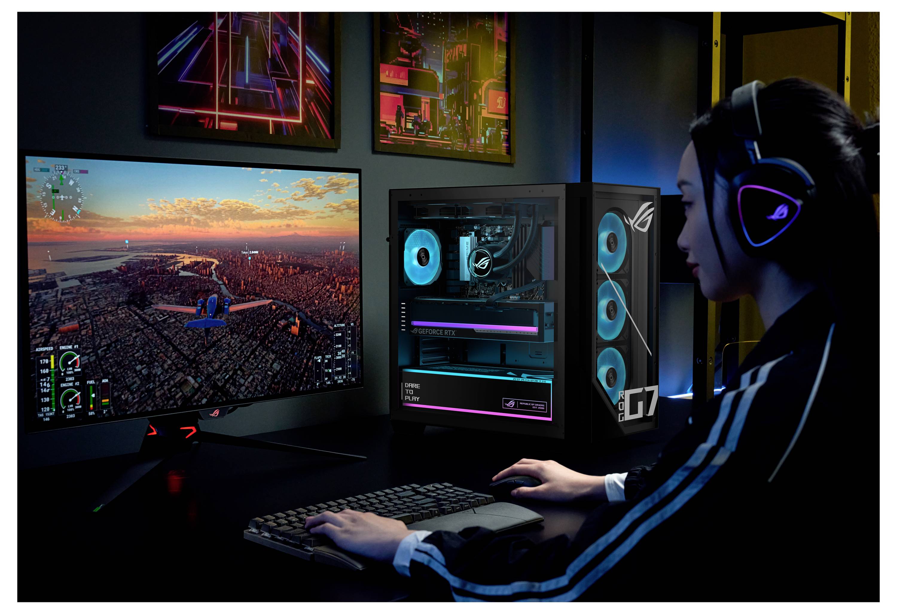 Eine Person, die an einem Desktop-PC mit Dual-Monitoren, RGB-beleuchteter Tower und Kopfhörer spielt, konzentriert sich bei Sonnenuntergang auf ein Flug- oder Actionspiel.