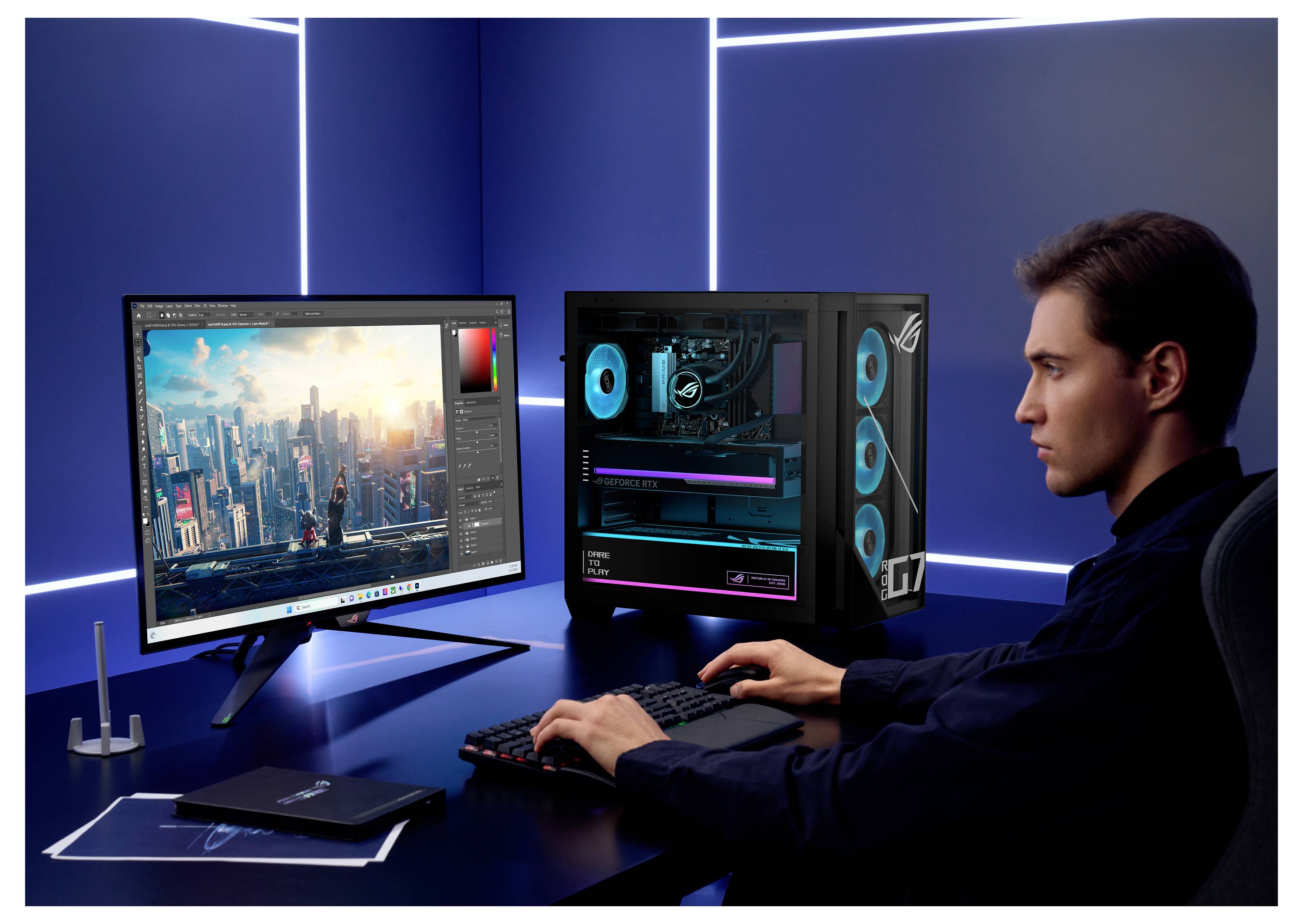 Ein Mann bearbeitet eine futuristische Stadtlandschaft auf einem Computermonitor an einem Schreibtisch mit einem Gaming-PC und einer Tastatur in einem blau beleuchteten Raum.