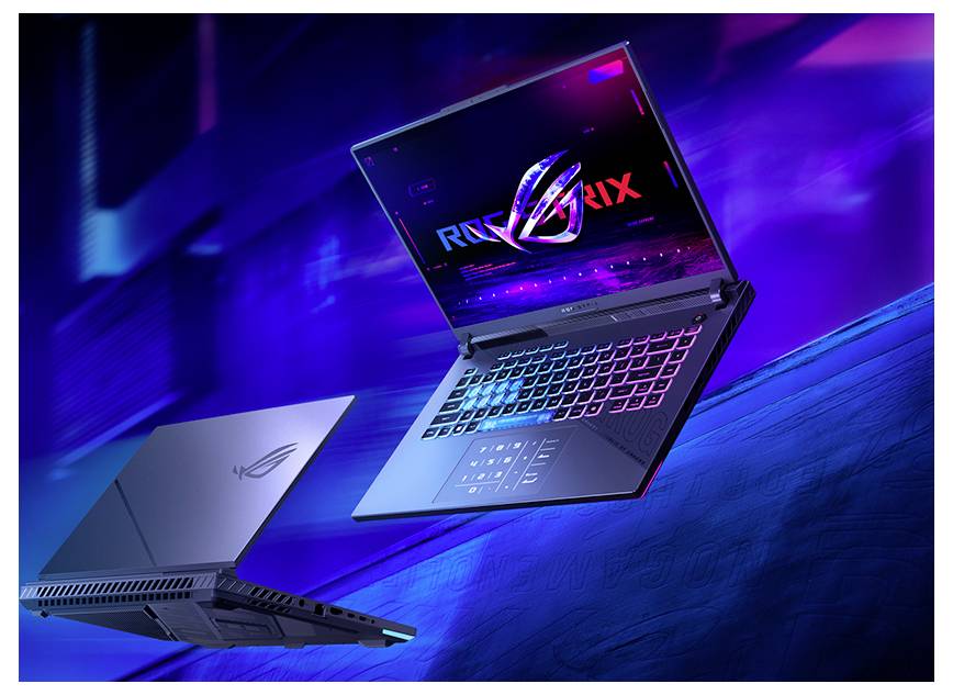 Zwei ASUS ROG Gaming-Laptops in blau-violetter Beleuchtung, einer offen mit dem „ROG"-Logo und der andere geschlossen, präsentiert als Produktabbildung.