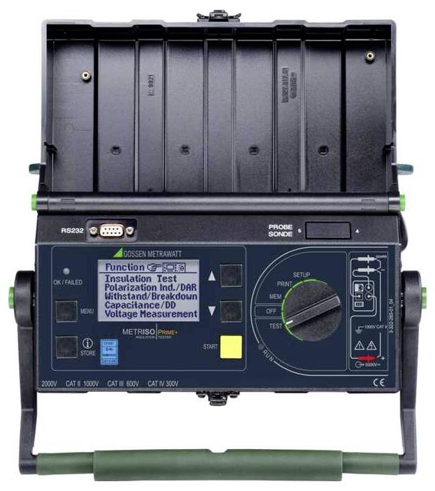 Tragbares elektrisches Testinstrument mit Bildschirm und Bedienelementen, das ein Menü zur Messung von Isolations- und Spannungswerten anzeigt.